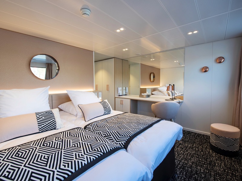 CAT. A - Main Deck 2 Adjustable Beds